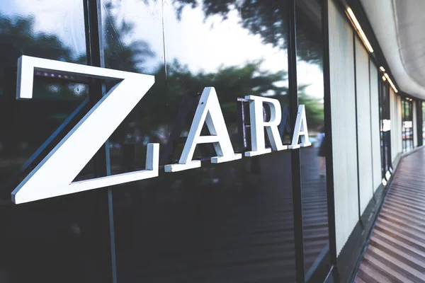 BALI, INDONESIA - FEBRAURY 19, 2019: Zara store in south Kuta, Beachwalk shopping mall, Bali island. — Stock Photo, Image