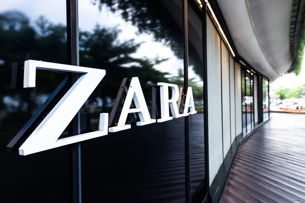 BALI, INDONESIA - FEBRAURY 19, 2019: Zara store in south Kuta, Beachwalk shopping mall, Bali island. — Stock Photo, Image