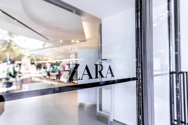 Bali, Endonezya - dönmüş 19, 2019: Beachwalk Alışveriş Merkezi, Bali Adası Güney Kuta Zara mağaza.