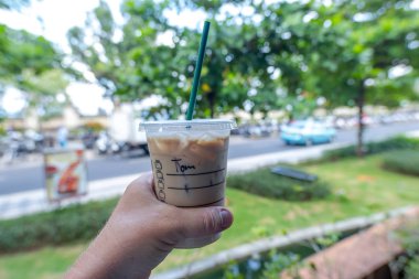 El ile buzlu latte kahve dostum. İçecek el buz. Kahverengi espresso.