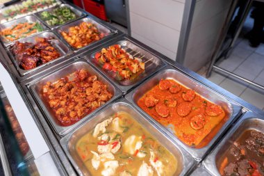 Alışveriş alışveriş merkezi Bali Adası, Endonezya gıda mahkemede. Restoran, mağaza, kapalı.