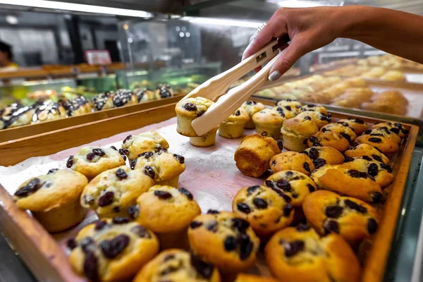 Närbild av färska bageriprodukter i butiken. Vete, baka, mat. — Stockfoto