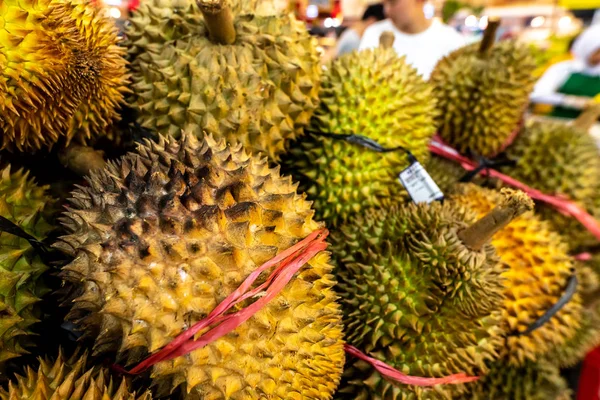 Fresh exotic tropical fruit durian on sale on a local market, Bali island. — Stock Photo, Image