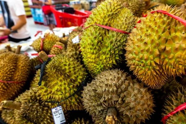 Fresh exotic tropical fruit durian on sale on a local market, Bali island. — Stock Photo, Image
