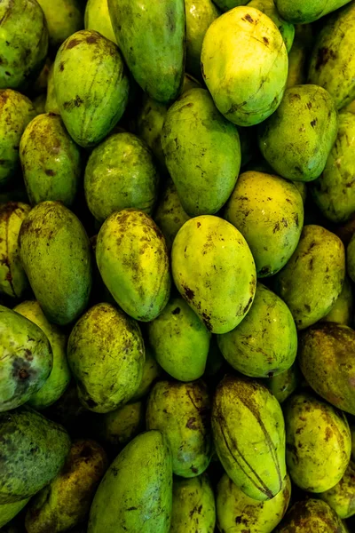 Свежие экзотические тропические фрукты зеленый мано для продажи на местном рынке, остров Бали . — стоковое фото