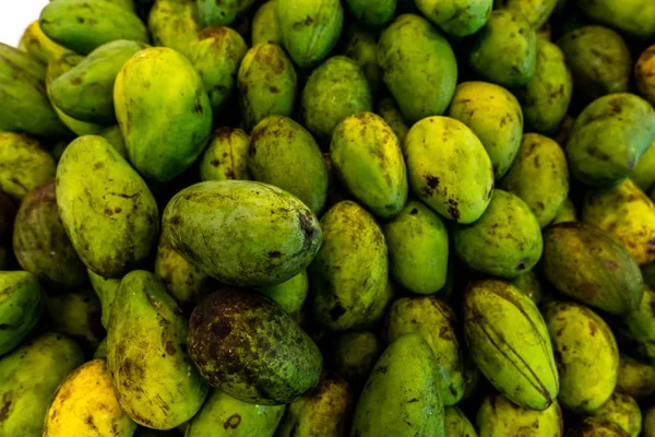 Свежие экзотические тропические фрукты зеленый мано для продажи на местном рынке, остров Бали . — стоковое фото