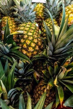 Ananas meyve hasat ve ekran satılık piyasada çiftçiler masada kazık.