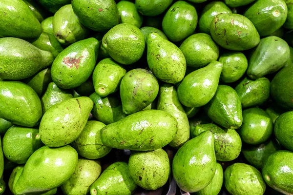 Свежий органический экзотический зеленый авокадо на местном продовольственном рынке на острове Бали. Авокадо . — стоковое фото