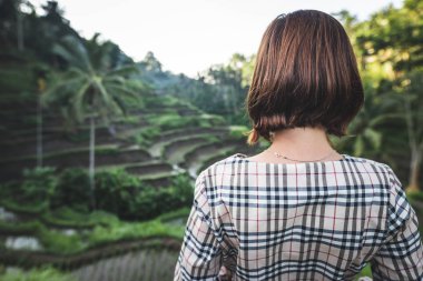 Genç kadın pirinç alan Tegalalang, Ubud, Bali, Endonezya tropikal ada yürüyüş.