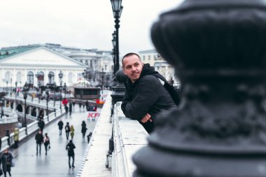 Kremlin 'e yakın bir Rus kırmızı kare arka planda genç adam. Moskova şehri.