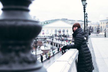 Genç Rus kadın kırmızı bir kare Kremlin yakın tarih. Moskova şehir.