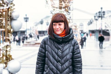 Genç Rus kadın kırmızı bir kare Kremlin yakın tarih. Moskova şehir.