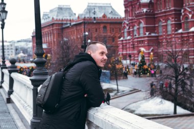 Kremlin 'e yakın bir Rus kırmızı kare arka planda genç adam. Moskova şehri.