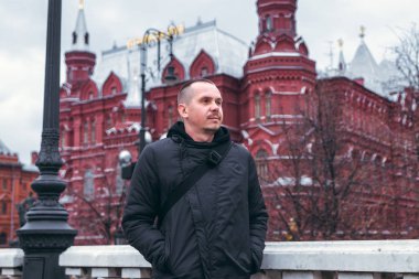 Kremlin 'e yakın bir Rus kırmızı kare arka planda genç adam. Moskova şehri.