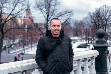 Kremlin 'e yakın bir Rus kırmızı kare arka planda genç adam. Moskova şehri.