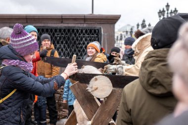 Moskova, Rusya - 10 Mart 2019: İnsanlar üzerinde Rusya, Moskova, gözleme haftasında kırmızı bir kare.