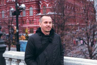 Kremlin 'e yakın bir Rus kırmızı kare arka planda genç adam. Moskova şehri.