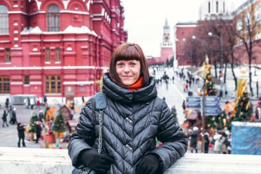 Genç Rus kadın kırmızı bir kare Kremlin yakın tarih. Moskova şehir.