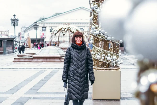Jeune femme russe sur une place rouge près du Kremlin. Moscou ville . — Photo