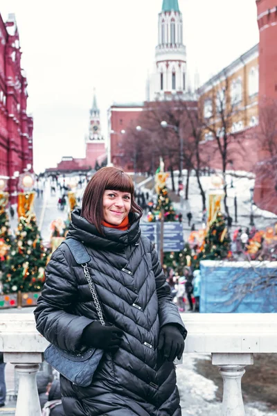 Jeune femme russe sur une place rouge près du Kremlin. Moscou ville . — Photo