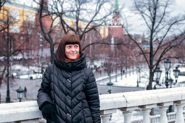 Jeune femme russe sur une place rouge près du Kremlin. Moscou ville . — Photo