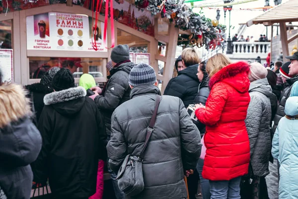 Moscú, RUSIA - 10 de marzo de 2019: La gente en una plaza roja durante la semana de tortitas en Rusia, Moscú . — Foto de Stock