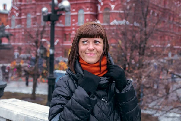 Jeune femme russe sur une place rouge près du Kremlin. Moscou ville . — Photo