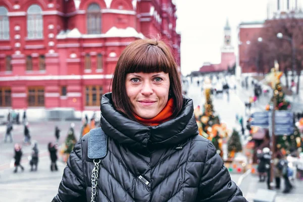 Jeune femme russe sur une place rouge près du Kremlin. Moscou ville . — Photo