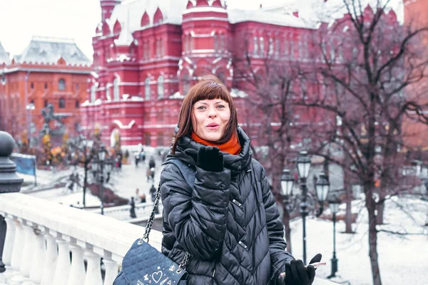 Jeune femme russe sur une place rouge près du Kremlin. Moscou ville . — Photo