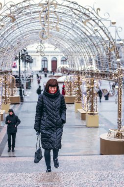 Genç Rus kadın kırmızı bir kare Kremlin yakın tarih. Moskova şehir.