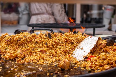 Açık havada sarı lezzetli pilav pişirme yakın. Moskova şehri, pancake haftasında kutlama.