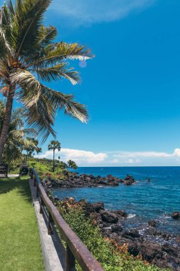 Rüya Adası. Vahşi tropikal plaj kayalar ve kontrast mavi gökyüzü. Bali Adası.