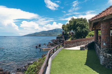 Rüya Adası. Vahşi tropikal plaj kayalar ve kontrast mavi gökyüzü. Bali Adası.