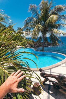 Adam el bir tropikal yüzme havuzu zemin üzerine. Rüya Adası. Lüks resort. Bali Adası, Endonezya.