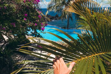 Adam el bir tropikal yüzme havuzu zemin üzerine. Rüya Adası. Lüks resort. Bali Adası, Endonezya.