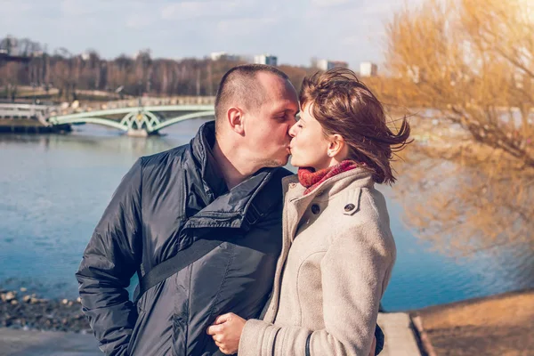 Giovane coppia sullo sfondo del ponte in autunno. Mosca, Russia . — Foto Stock