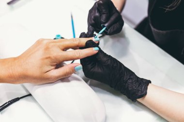 İş devam eden manikür ustası. Güzellik Salonu. El tedavi kavramı.