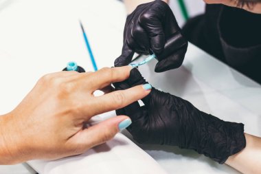 İş devam eden manikür ustası. Güzellik Salonu. El tedavi kavramı.