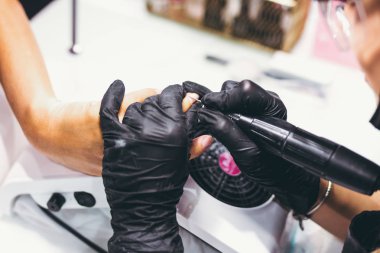 İş devam eden manikür ustası. Güzellik Salonu. El tedavi kavramı.