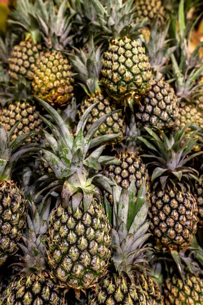 Спелые ананасы. Открытый продовольственный рынок. Сочные тропические фрукты. Здоровые органические продукты. Бали . — стоковое фото