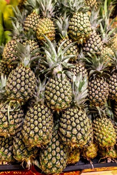 Ripe pineapples. Outdoor food market. Juicy tropical fruits. Healthy organic food. Bali island. — Stock Photo, Image