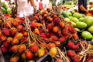 Sağlıklı meyve rambutans arka plan, kırmızı sağlıklı meyve rambutans, rambutans, rambutans, tatlı Tay meyve yemeye hazır bir süpermarket yerel pazarda.
