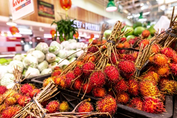 Frutos saudáveis rambutans fundo, vermelho Frutos saudáveis rambutans, rambutans em um supermercado mercado local de rambutans pronto para comer, doce fruta tailandesa . — Fotografia de Stock