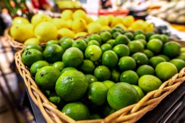 Kireç ve limon arka plan. Taze organik limon ve kireç bir yerel çiftçi gıda pazarında Bali Adası.