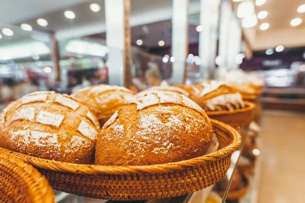 Primer plano del pan en la panadería. Pan fresco. Fondo de pan orgánico. Isla de Bali . —  Fotos de Stock