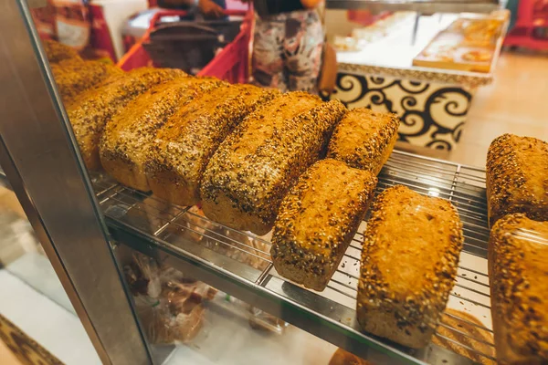Närbild på bröd i bageri butiken. Färskt bröd. Ekologisk brödbakgrund. Bali Island. — Stockfoto