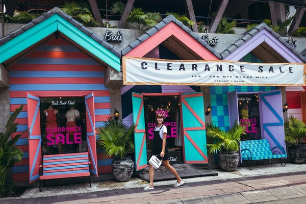 Bali, Indonesië-19 februari 2019: jonge vrouw poseren op een veelkleurige houten muur achtergrond. Interessante winkelontwerp. Bali Island. — Stockfoto