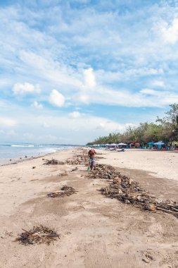 Sahilde bir sürü çöp var. Kuta beach, Bali adası, Endonezya.