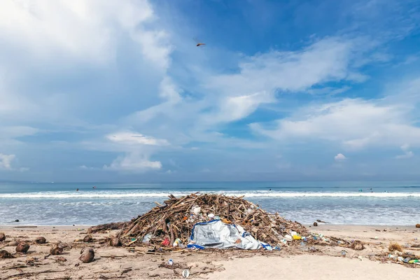Beaucoup d'ordures sur la plage. Plage de Kuta, Bali île, Indonésie . — Photo