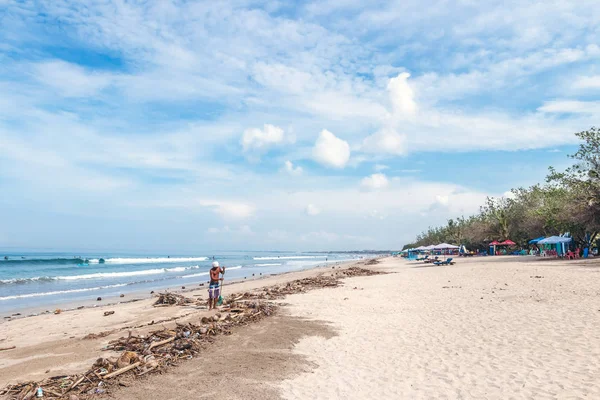 Muitos lixo na praia. Praia de Kuta, ilha de Bali, Indonésia . — Fotografia de Stock